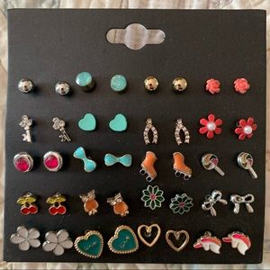 ‼️ 5/$20 - 20 pair stud Earrings